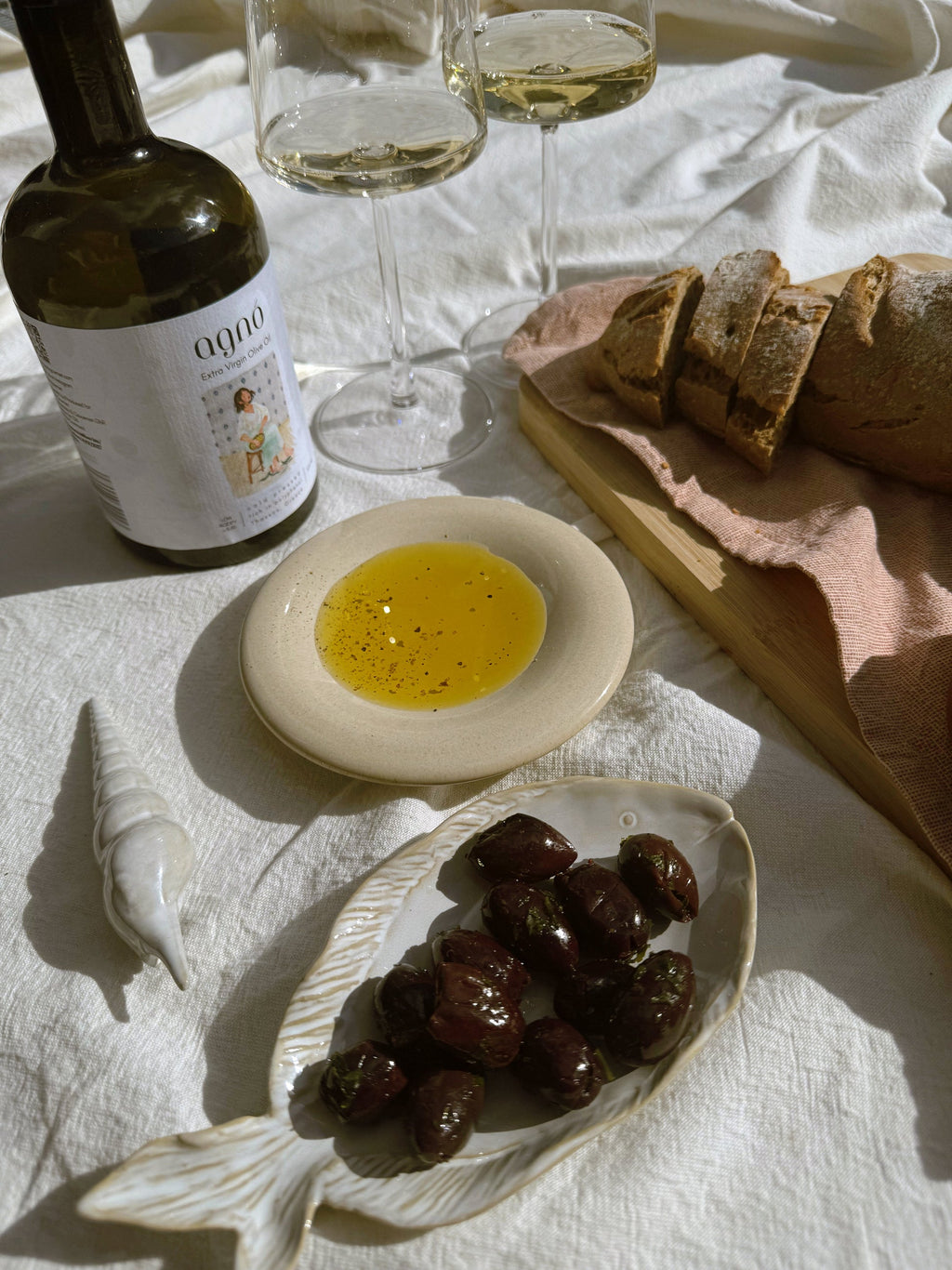Agnó Olivenöl mit Brot und Oliven – Servieridee, Lieferung ohne Dekoration