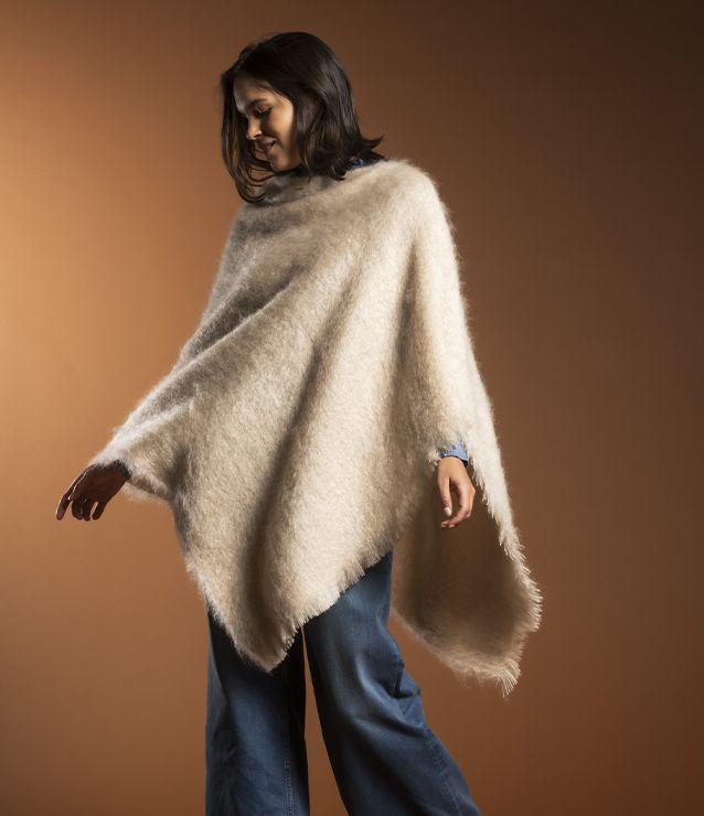 Mohair-Cape von Brun de Vian-Tiran in Grès – Trageansicht