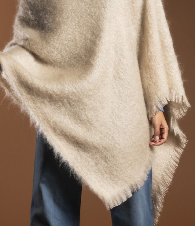 Mohair-Cape von Brun de Vian-Tiran in Grès – Trageansicht