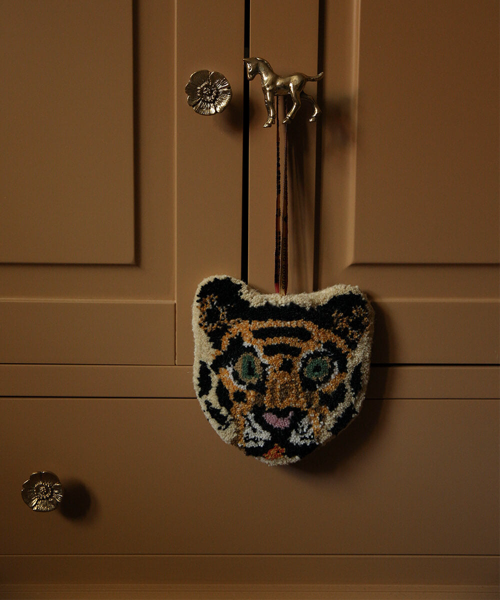 Tapis Amis „Cloudy Tiger“ – handgetufteter Wollanhänger