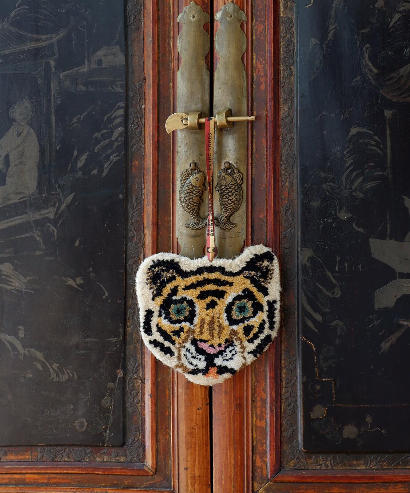 Tapis Amis „Cloudy Tiger“ – handgetufteter Wollanhänger