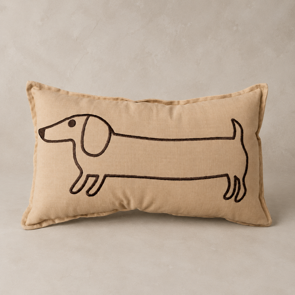 Dekokissen Dackel in Sandbeige – Vorderansicht