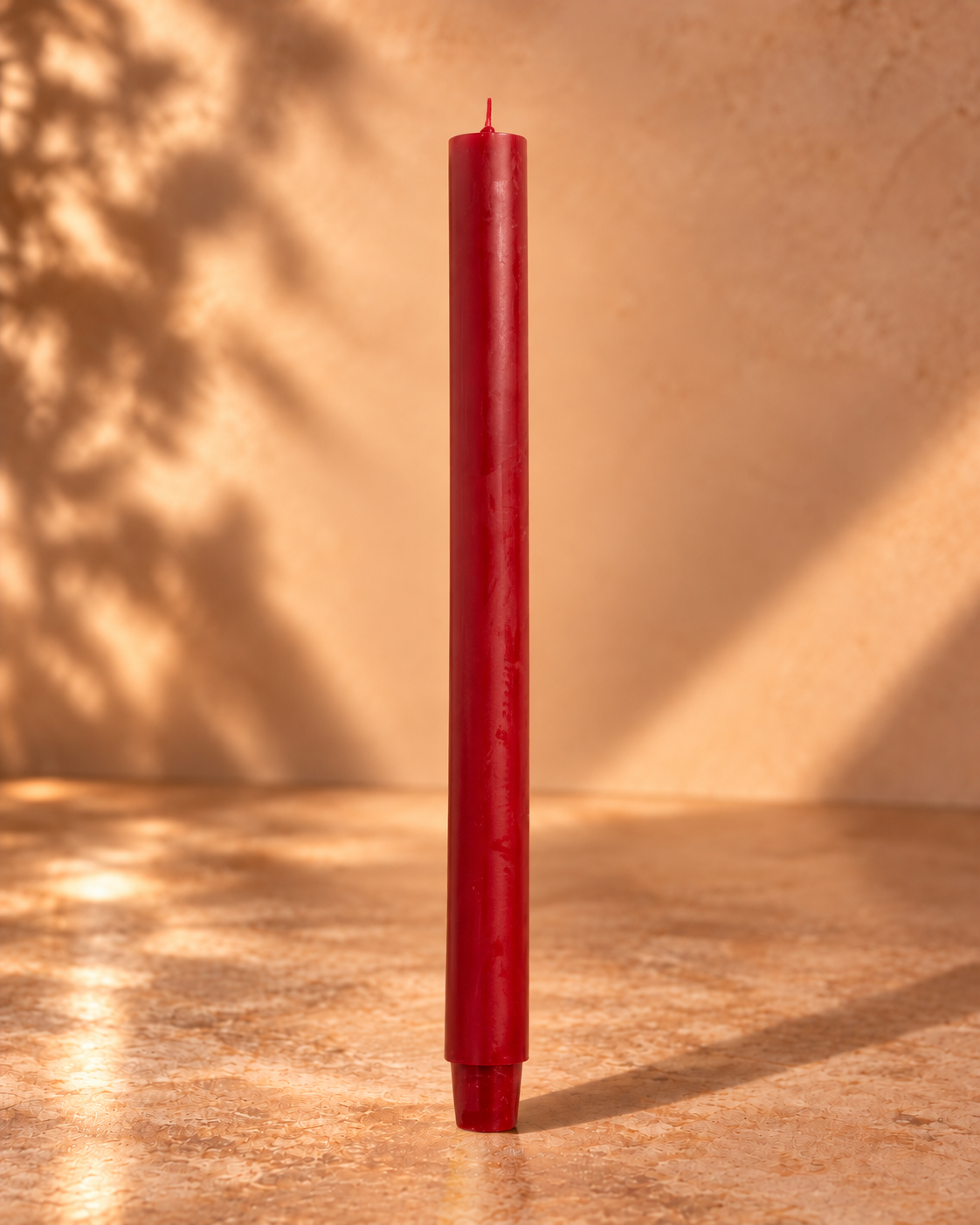 Dinerkerze Antikrot – 30 cm, warmer Studiohintergrund