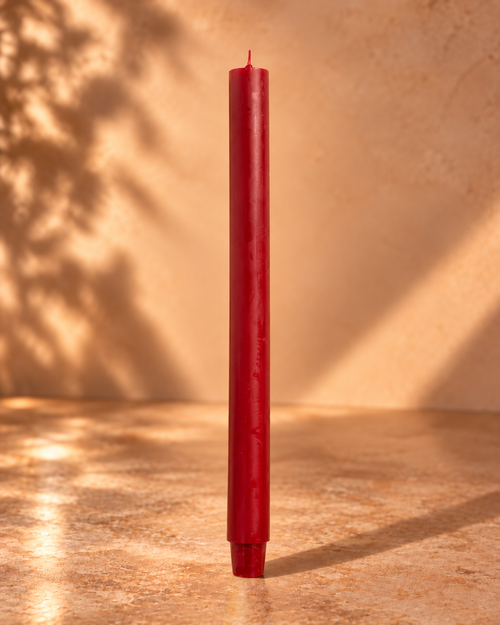 Dinerkerze Antikrot – 30 cm, warmer Studiohintergrund