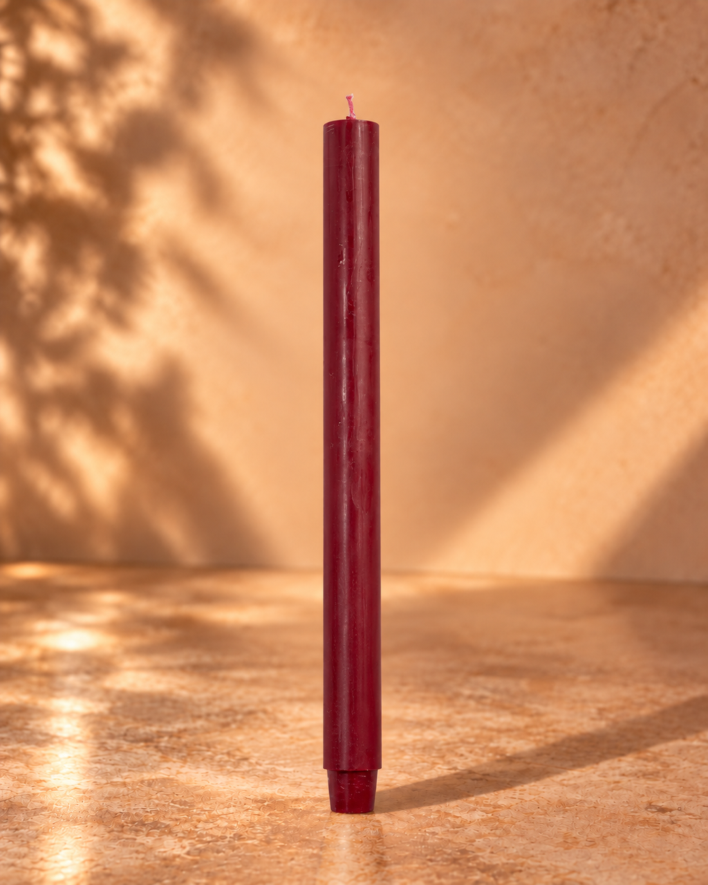 Dinerkerze Bordeaux – 30 cm, warmer Studiohintergrund