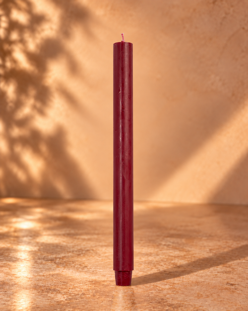Dinerkerze Bordeaux – 30 cm, warmer Studiohintergrund