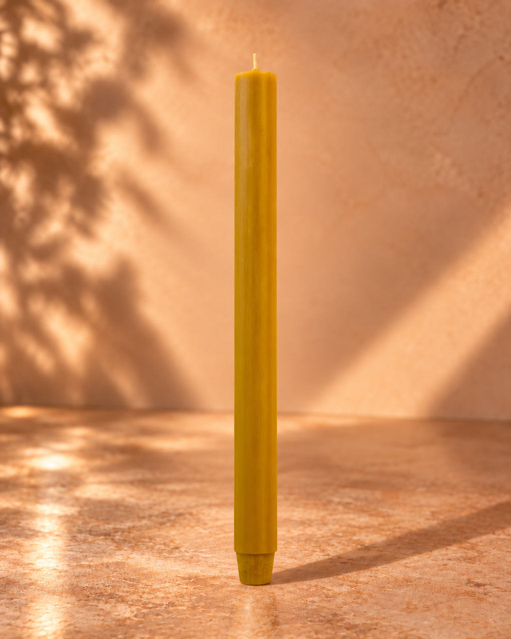 Dinerkerze Honig – 30 cm, warmer Studiohintergrund