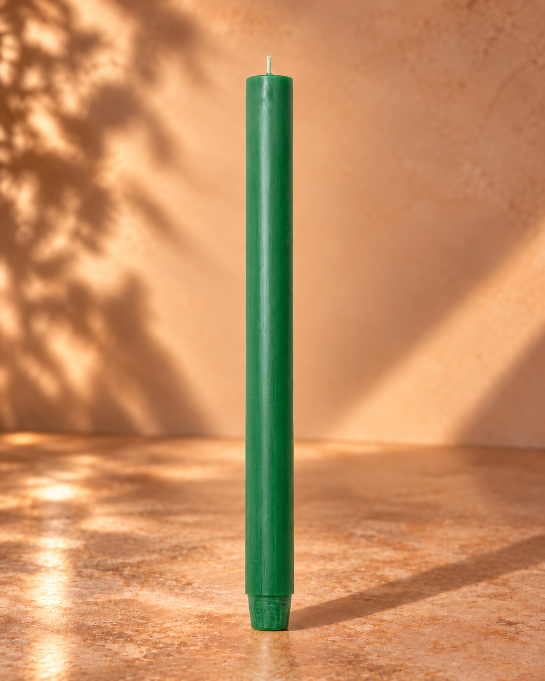 Dinerkerze Jagdgrün – 30 cm, warmer Studiohintergrund