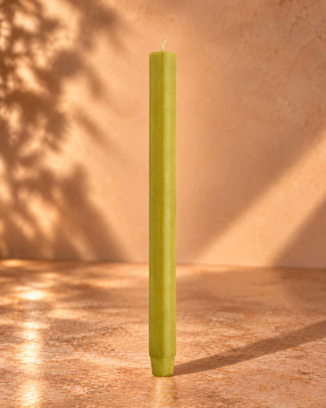 Dinerkerze Ocker – 30 cm, warmer Studiohintergrund