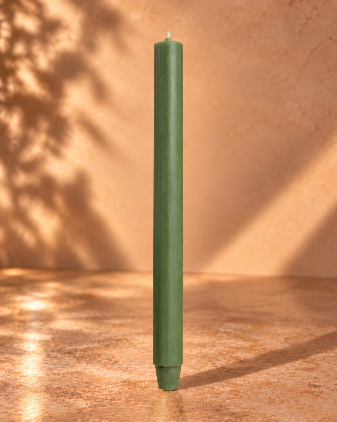 Dinerkerze Olivgrün – 30 cm, warmer Studiohintergrund