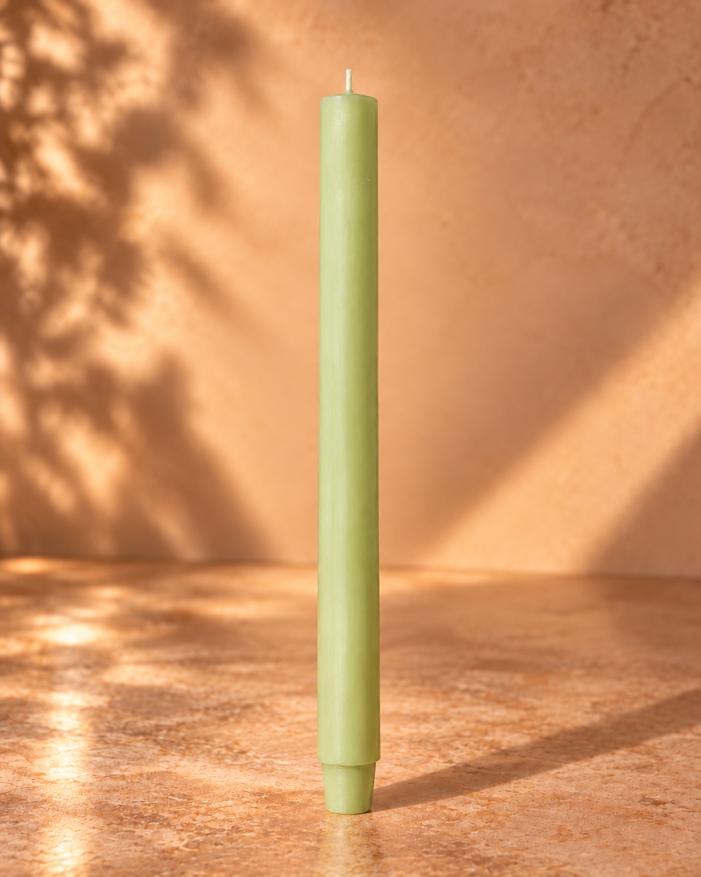 Dinerkerze Salbei – 30 cm, warmer Studiohintergrund