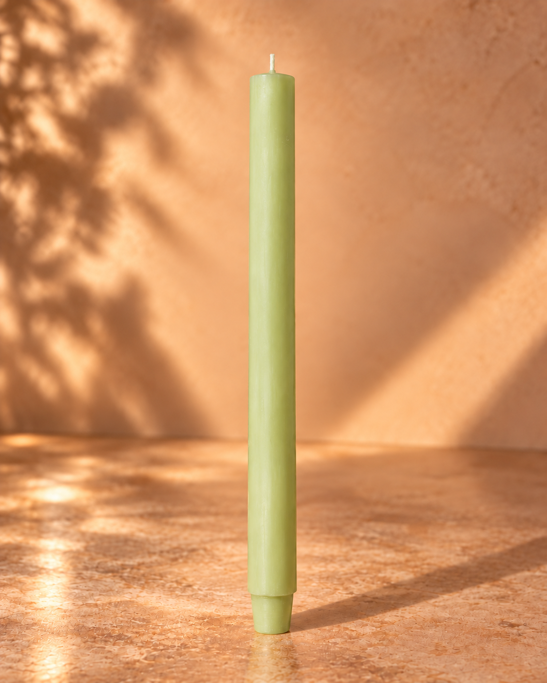 Dinerkerze Salbei – 30 cm, warmer Studiohintergrund