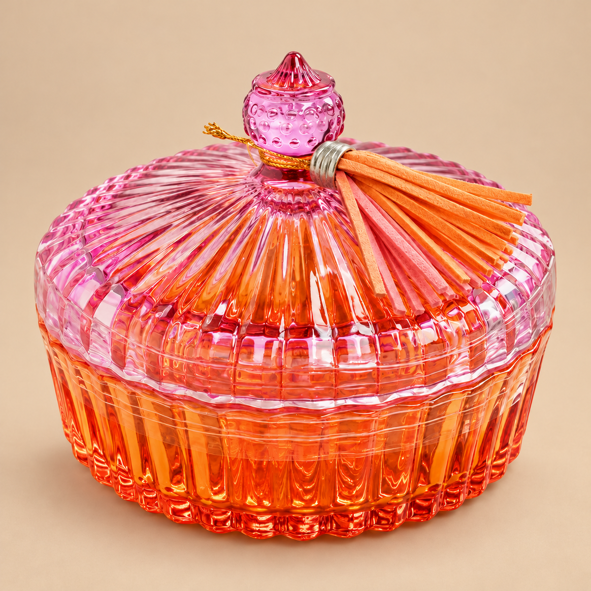 Flache Dekodose mit Quaste – Orange & Pink – auf warmem beigefarbenem Hintergrund