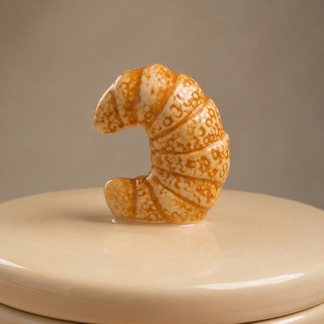 Keramikdose – Detail des Croissant-Griffs