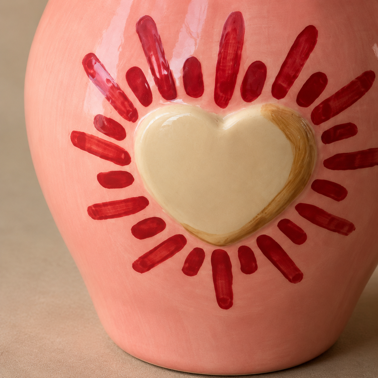 Keramikvase Coeur – Detail der Herzapplikation