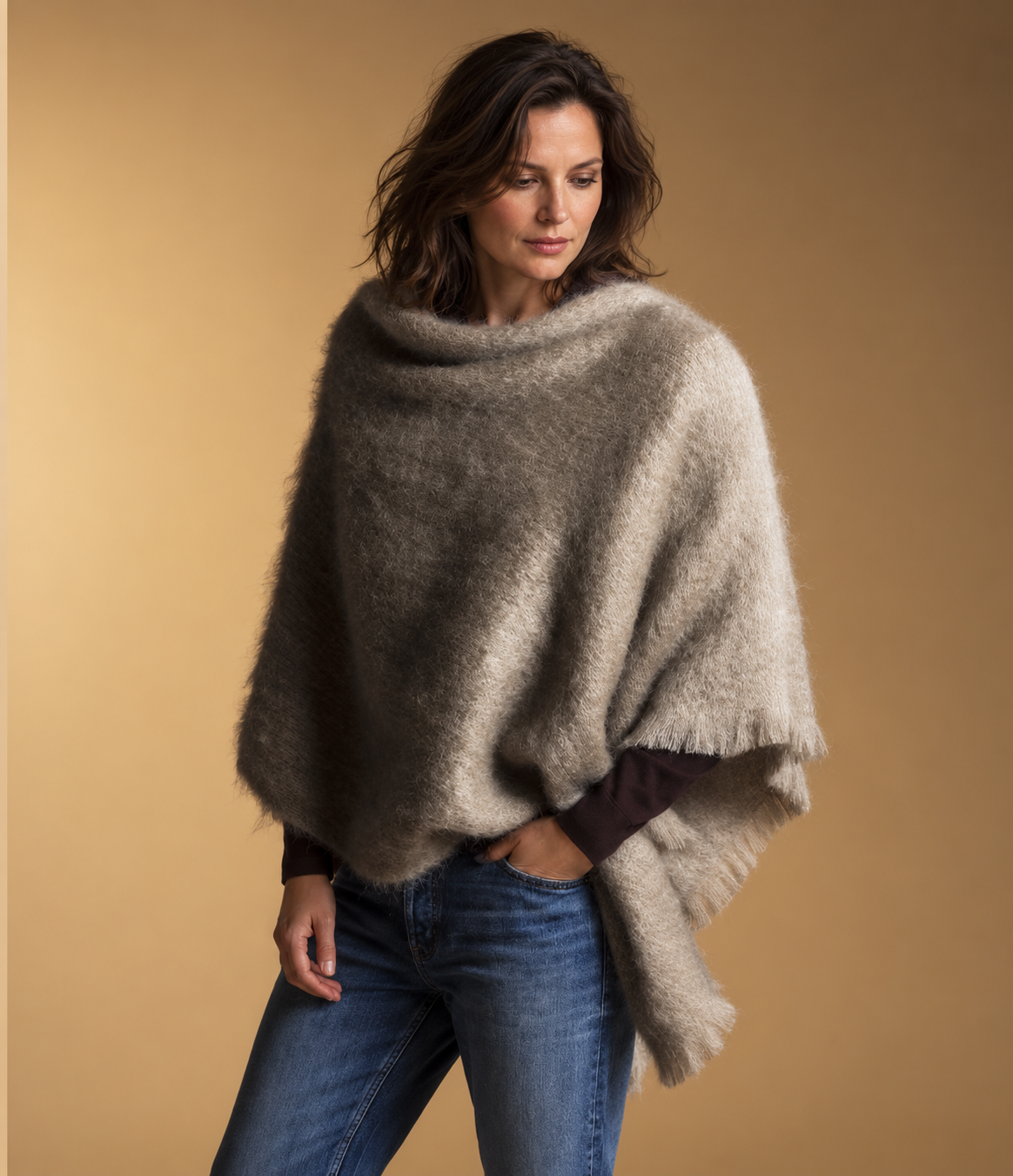 Mohair-Cape Taupe an einem weiblichen Model – KI-bearbeitete Trageansicht