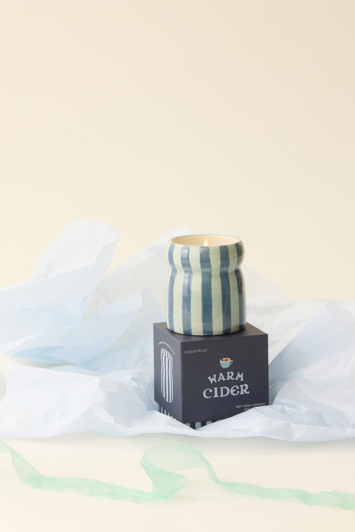 Paddywax Cabana Warm Cider, Blau/Navy: Originalaufnahme mit Geschenkverpackung