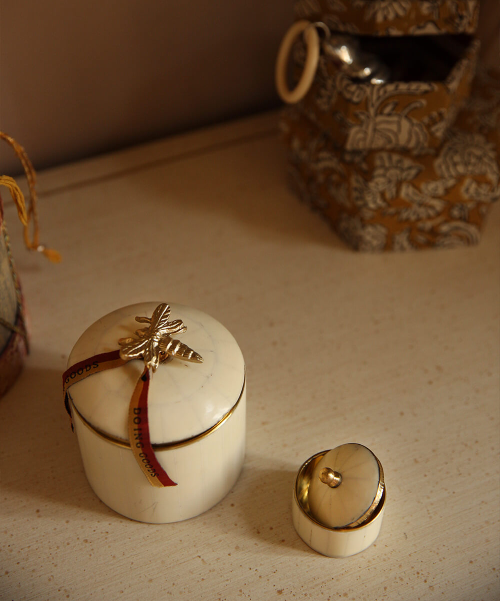 Boîte à bijoux “Reine des Abeilles” – Schmuckdose Groß (9,5 × 9,5 × 11 cm)