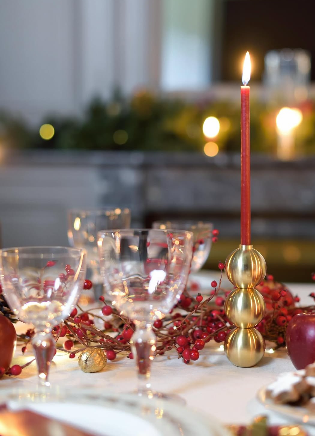 Rote Kerze, Messing und Beeren auf der Weihnachtstafel von Maison Pechavy