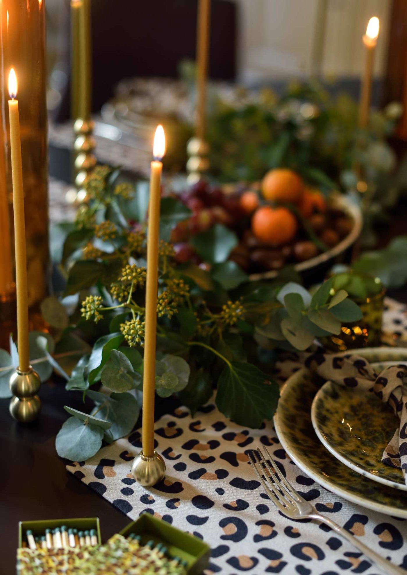 Herbstlich gedeckter Tisch mit Maison Pechavy Kerzenhaltern, Grün und Leopardenmuster