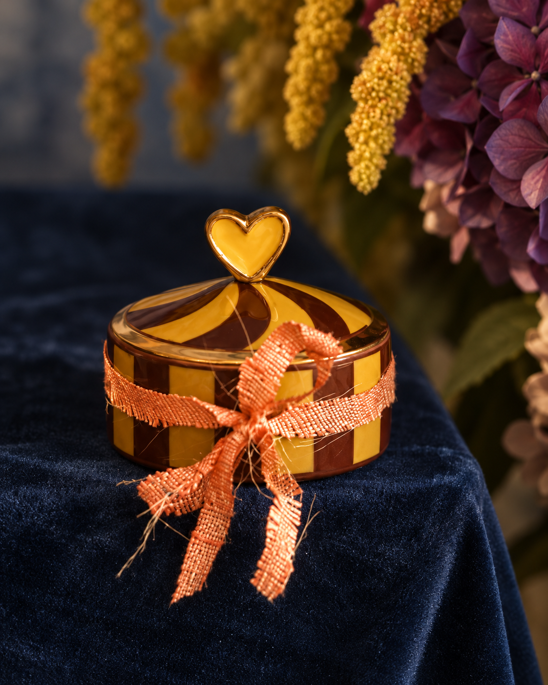 Pyar Schmuckdose – Detail auf dunkelblauem Samt