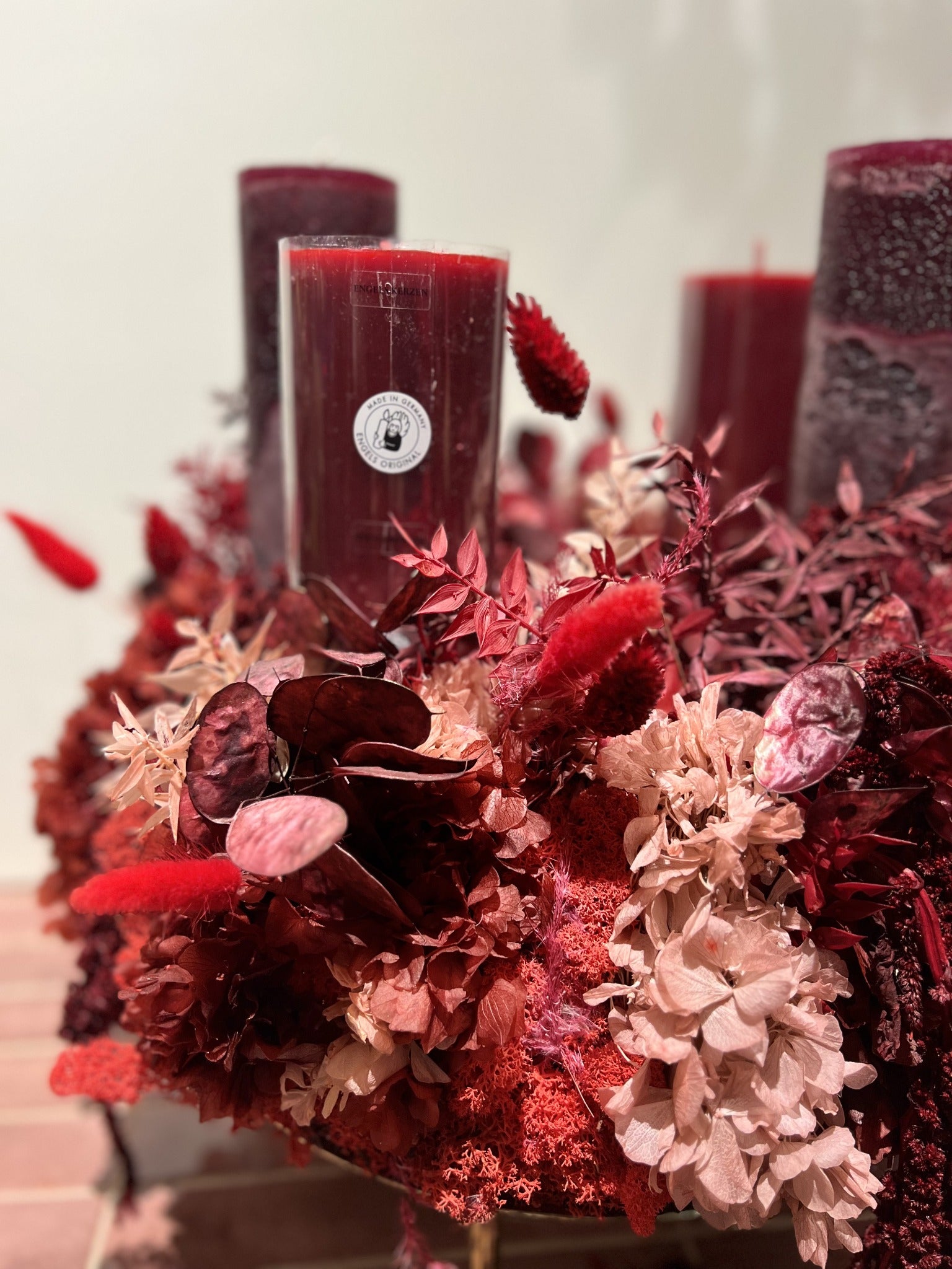 Detail des handgefertigten Signature-Adventskranzes in Bordeaux und Blush – Originalaufnahme von Rosa & Grün
