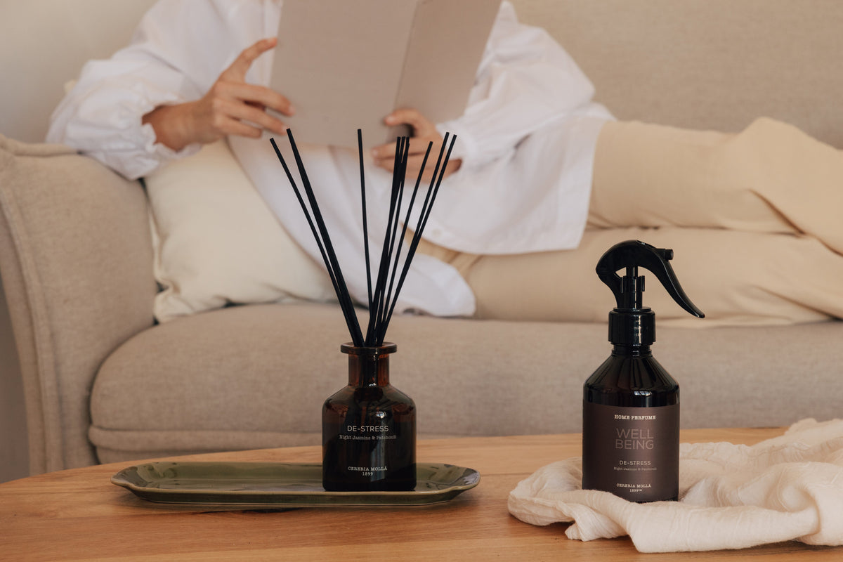 Wellbeing Home Perfume 250 ml – De-Stress | Cereria Mollá – Lifestyleaufnahme der Duftlinie; Lieferumfang laut Produktbeschreibung