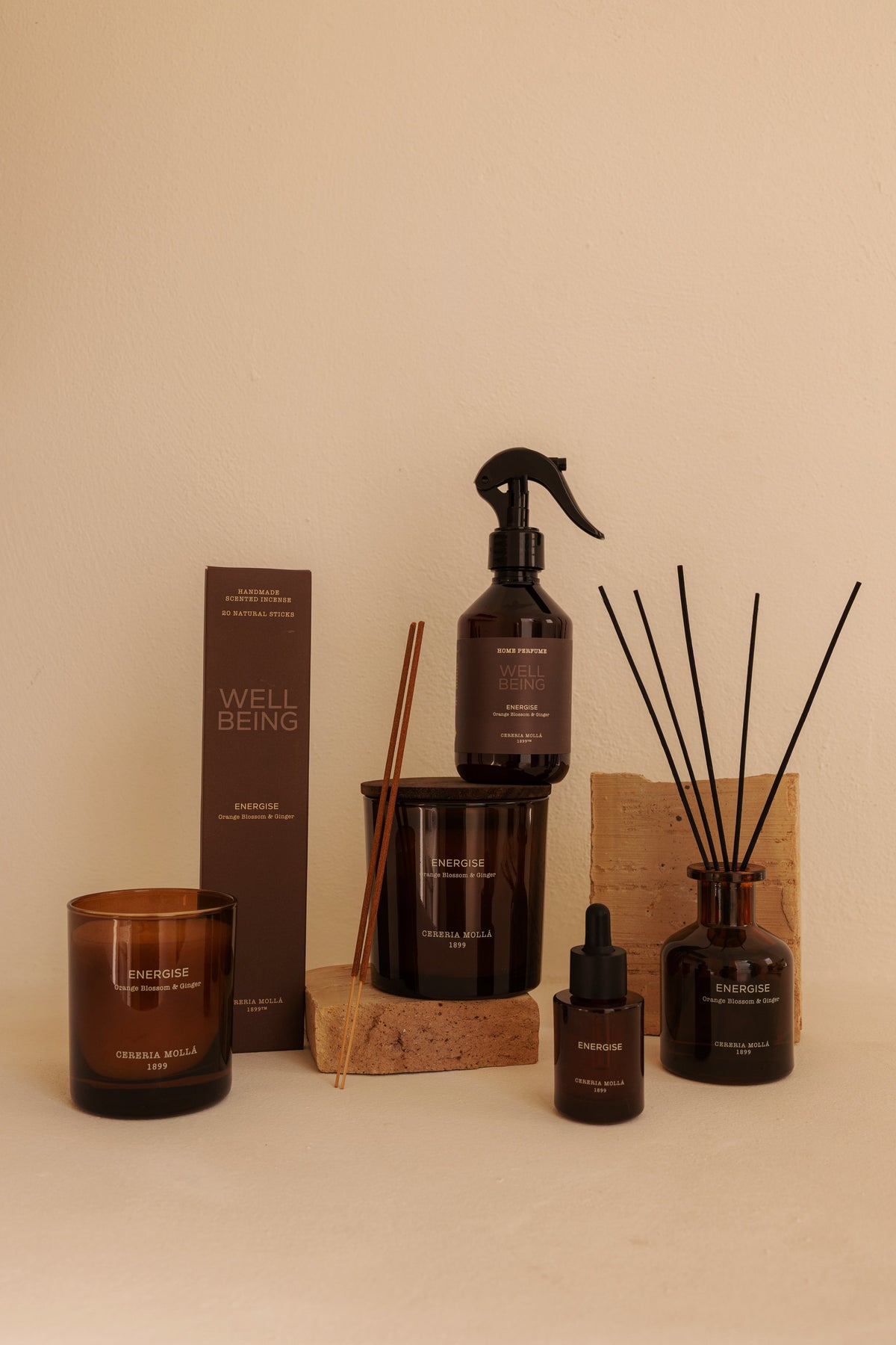 Wellbeing Home Perfume 250 ml – Energise | Cereria Mollá – Lifestyleaufnahme der Duftlinie; Lieferumfang laut Produktbeschreibung