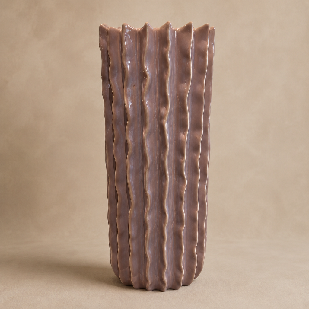 Große skulpturale Rillenvase in Rosé-Taupe