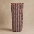 Große skulpturale Rillenvase in Rosé-Taupe