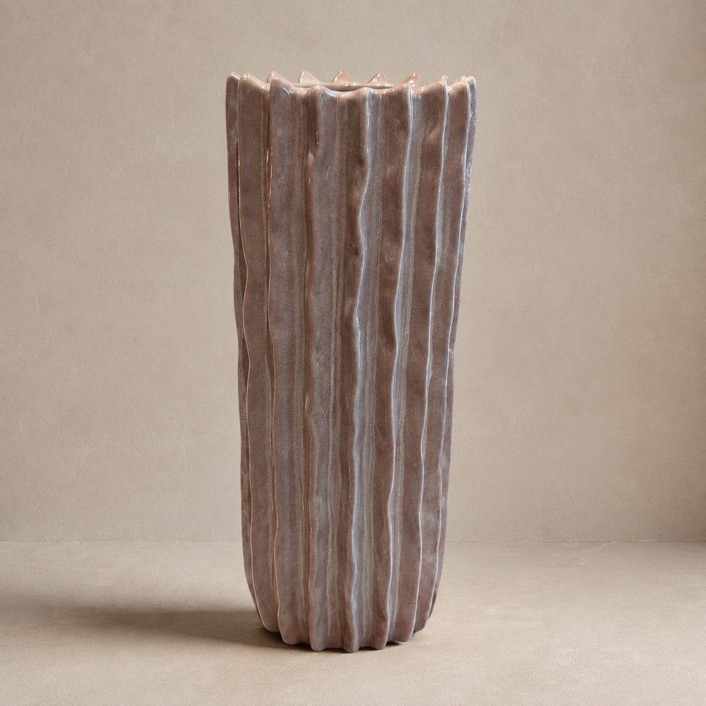 Kleine skulpturale Rillenvase in Rosé-Taupe