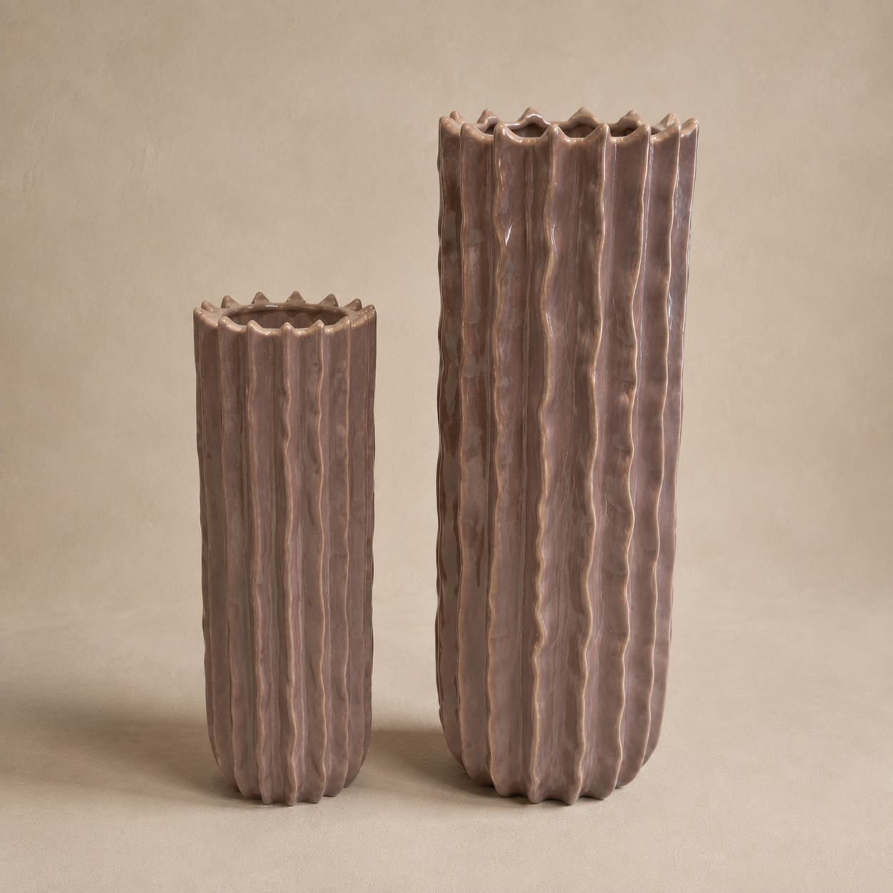 Große und kleine skulpturale Rillenvase als Set