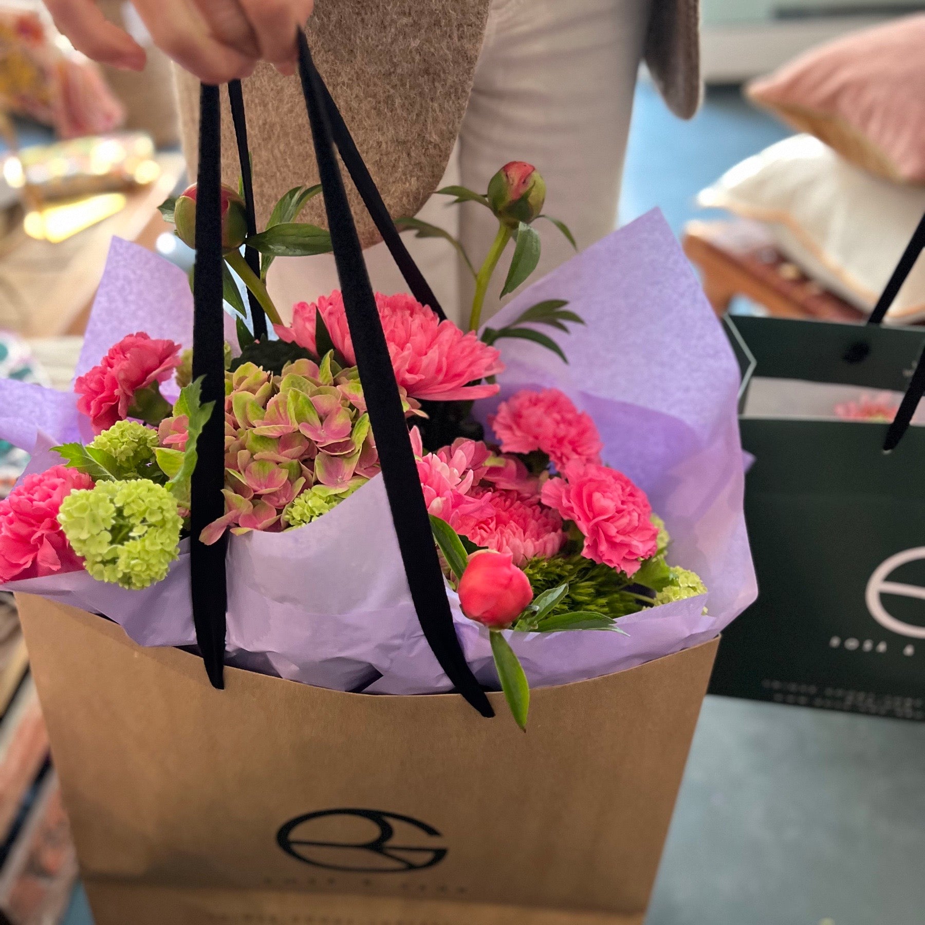 Frische Blumen in der Rosa & Grün Blumentüte im Münchner Concept Store
