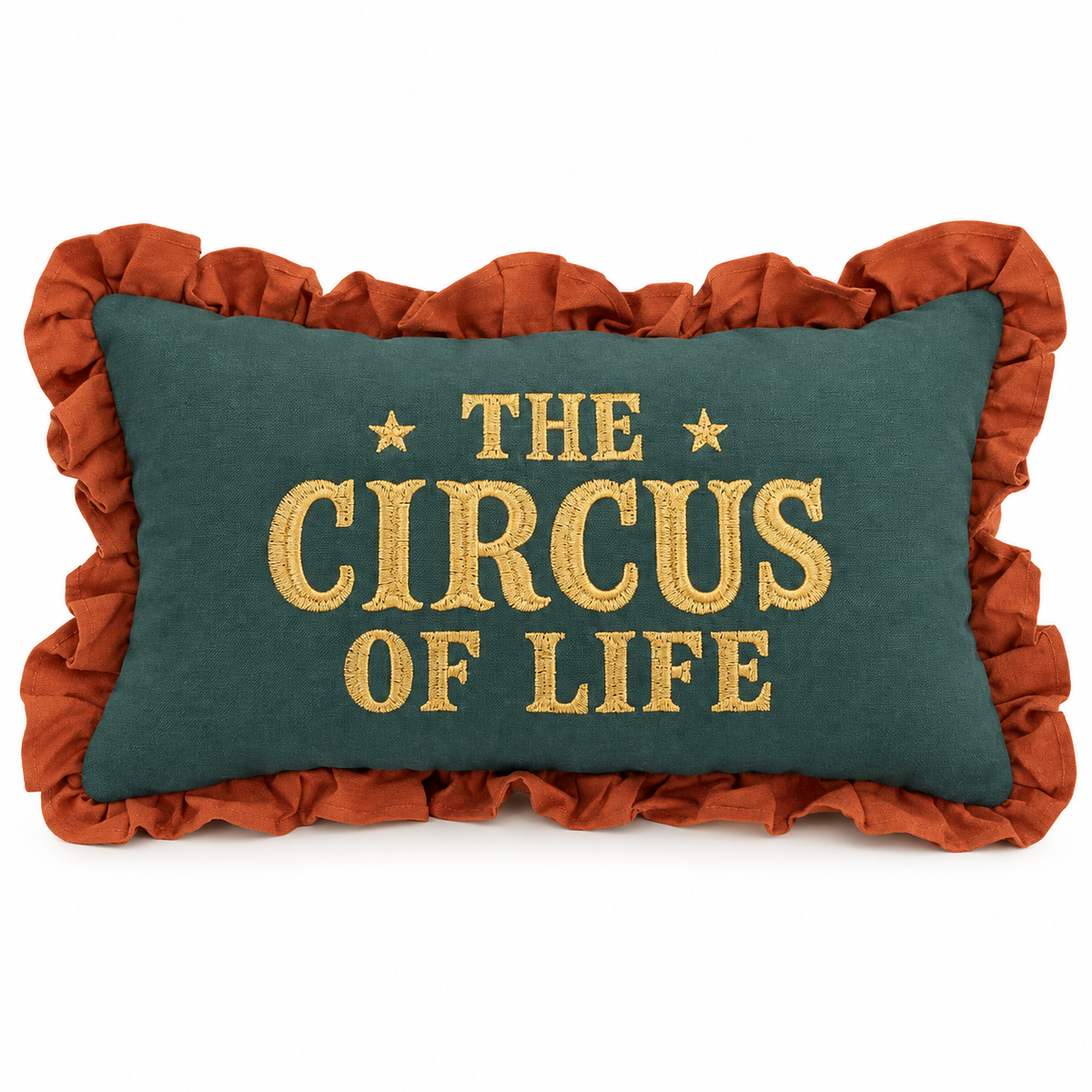 Rechteckiges grünes Kissen mit rostfarbenem Rüschenrand und goldgelbem Schriftzug The Circus of Life