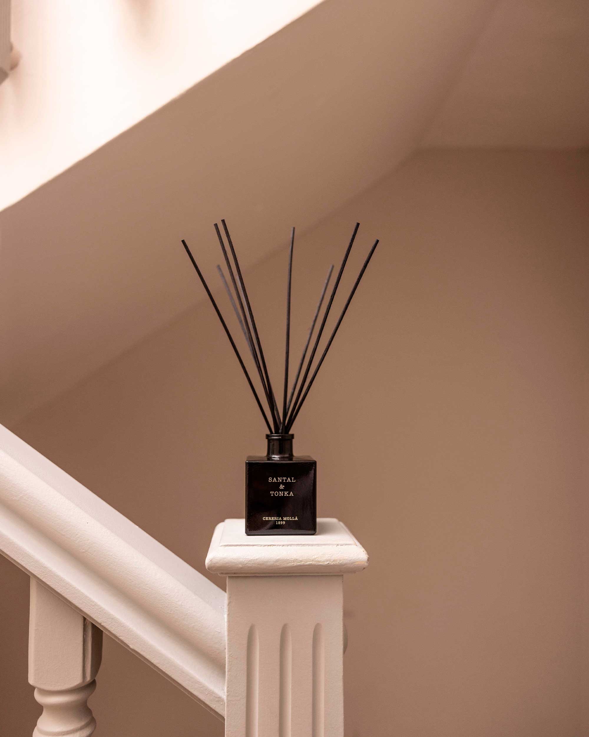 Santal & Tonka Duftdiffusor 250 ml als Raumduft inszeniert