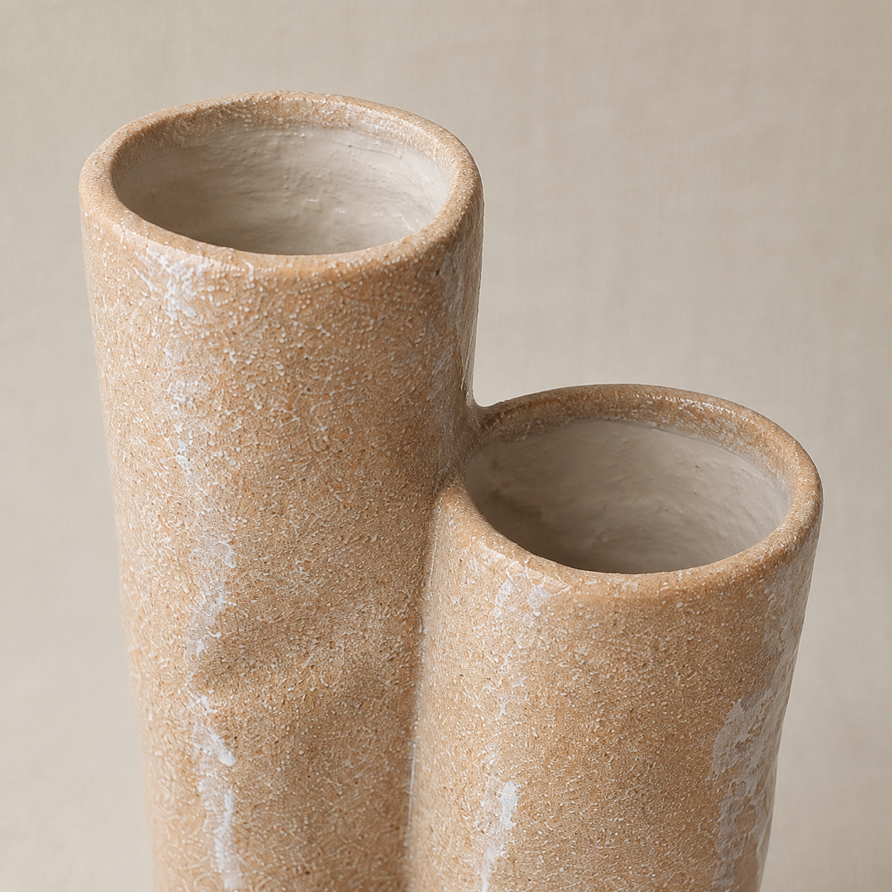 Skulpturale Doppelvase in Rosé-Beige – Detail der beiden Öffnungen