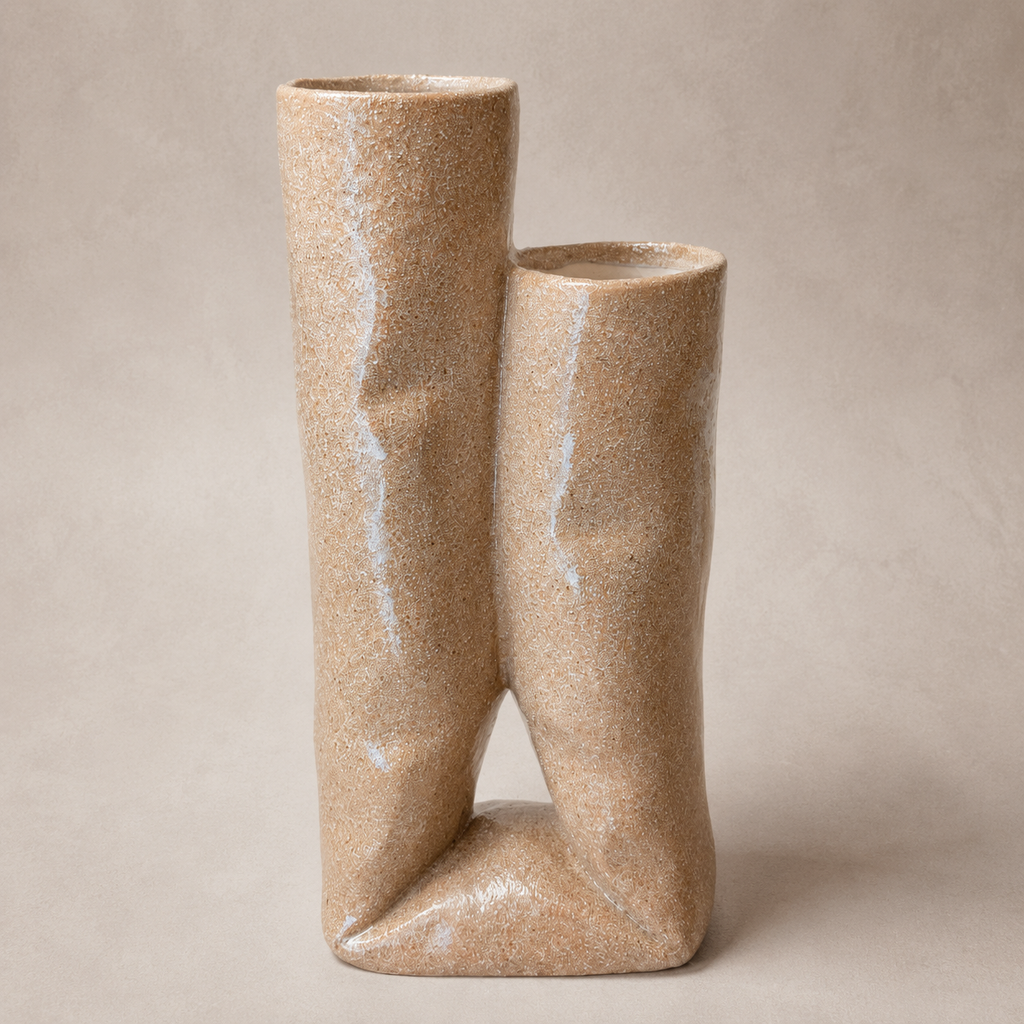 Skulpturale Doppelvase in Rosé-Beige – Studioaufnahme