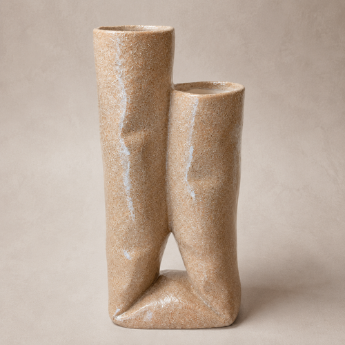 Skulpturale Doppelvase in Rosé-Beige – Studioaufnahme