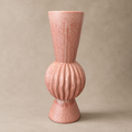 Skulpturale Vase in Rosé mit trichterförmigem Hals