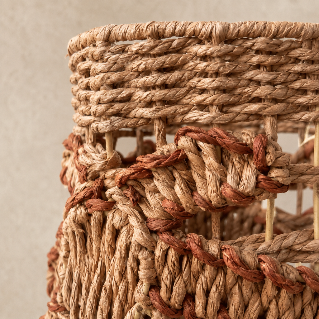 Detail der zweifarbigen Flechtung in Rosé und Terracotta