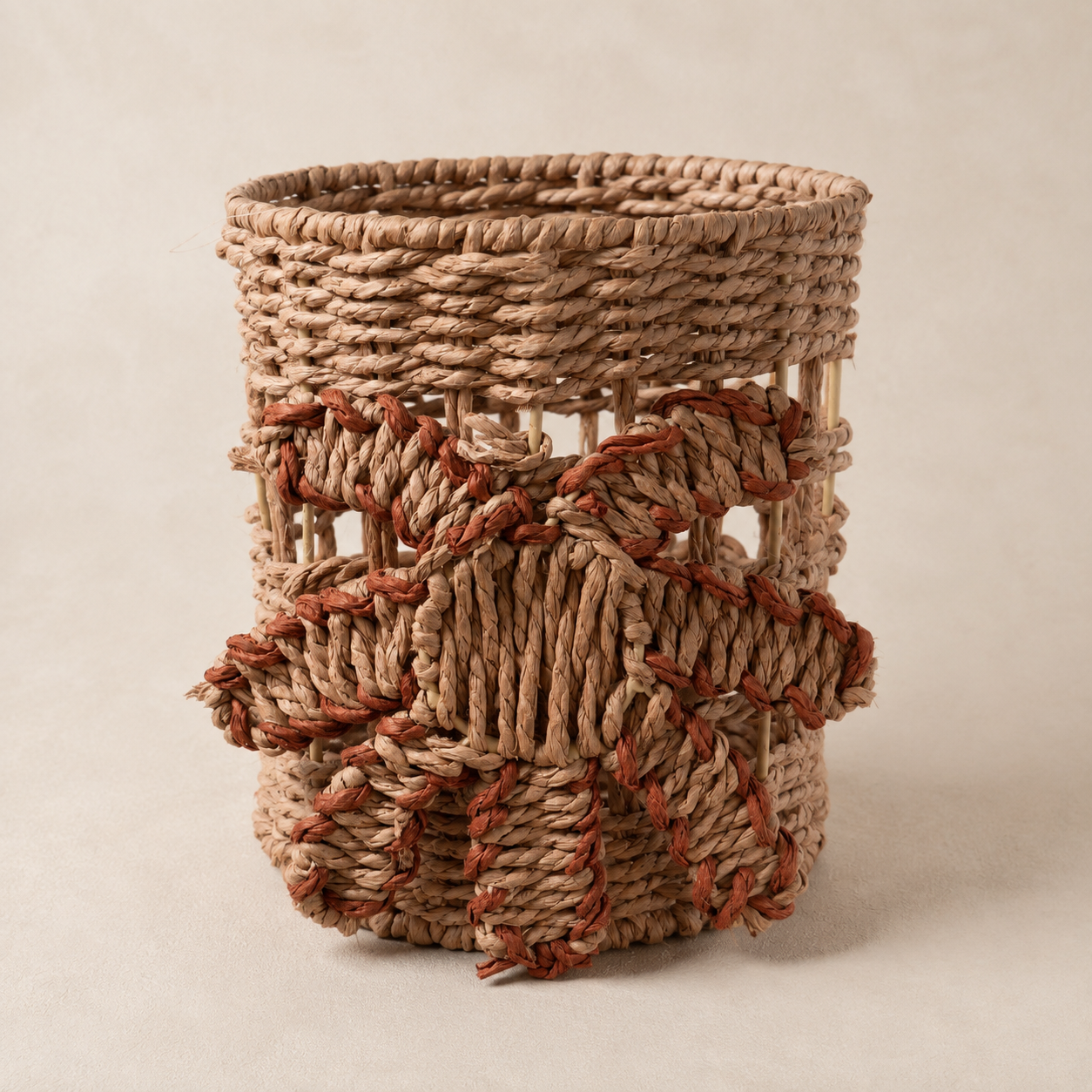 Kleiner skulpturaler Flechtkorb in Rosé und Terracotta