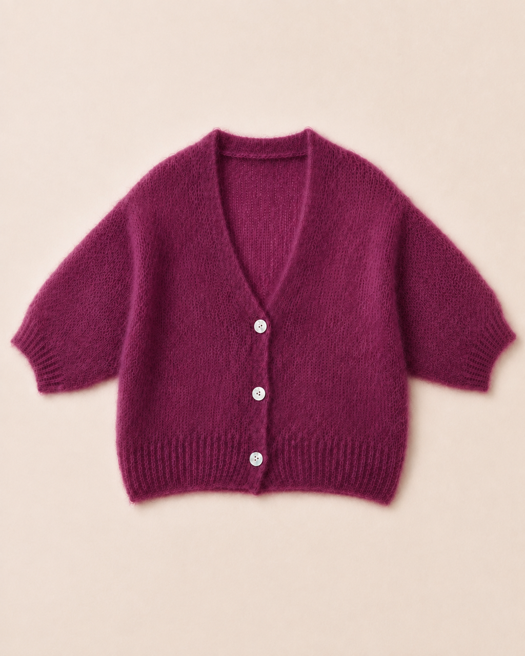 Kurze Premium-Kitmohair-Strickjacke Bordeaux mit Perlmuttknöpfen – Produktansicht