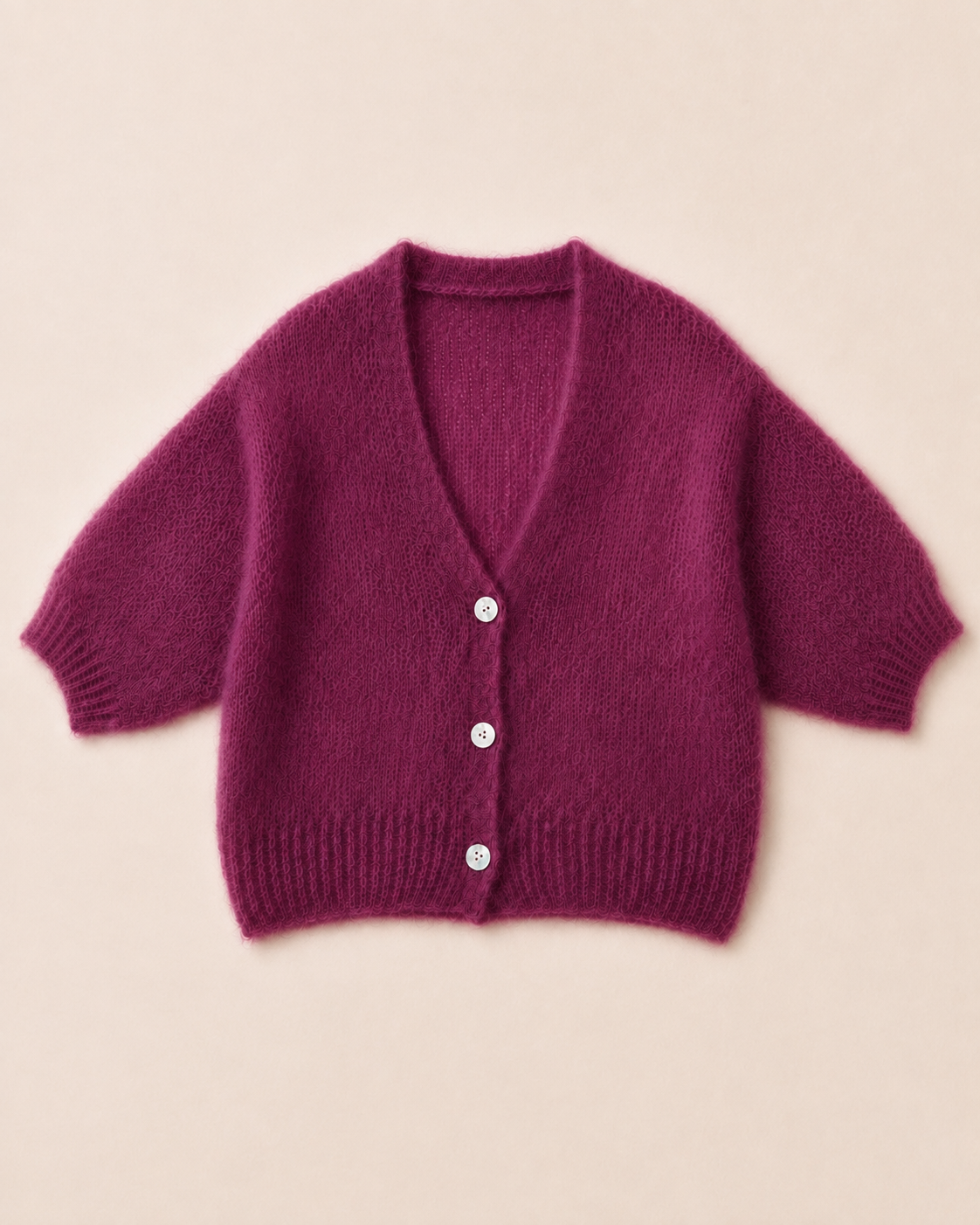 Kurze Premium-Kitmohair-Strickjacke Bordeaux mit Perlmuttknöpfen – Produktansicht
