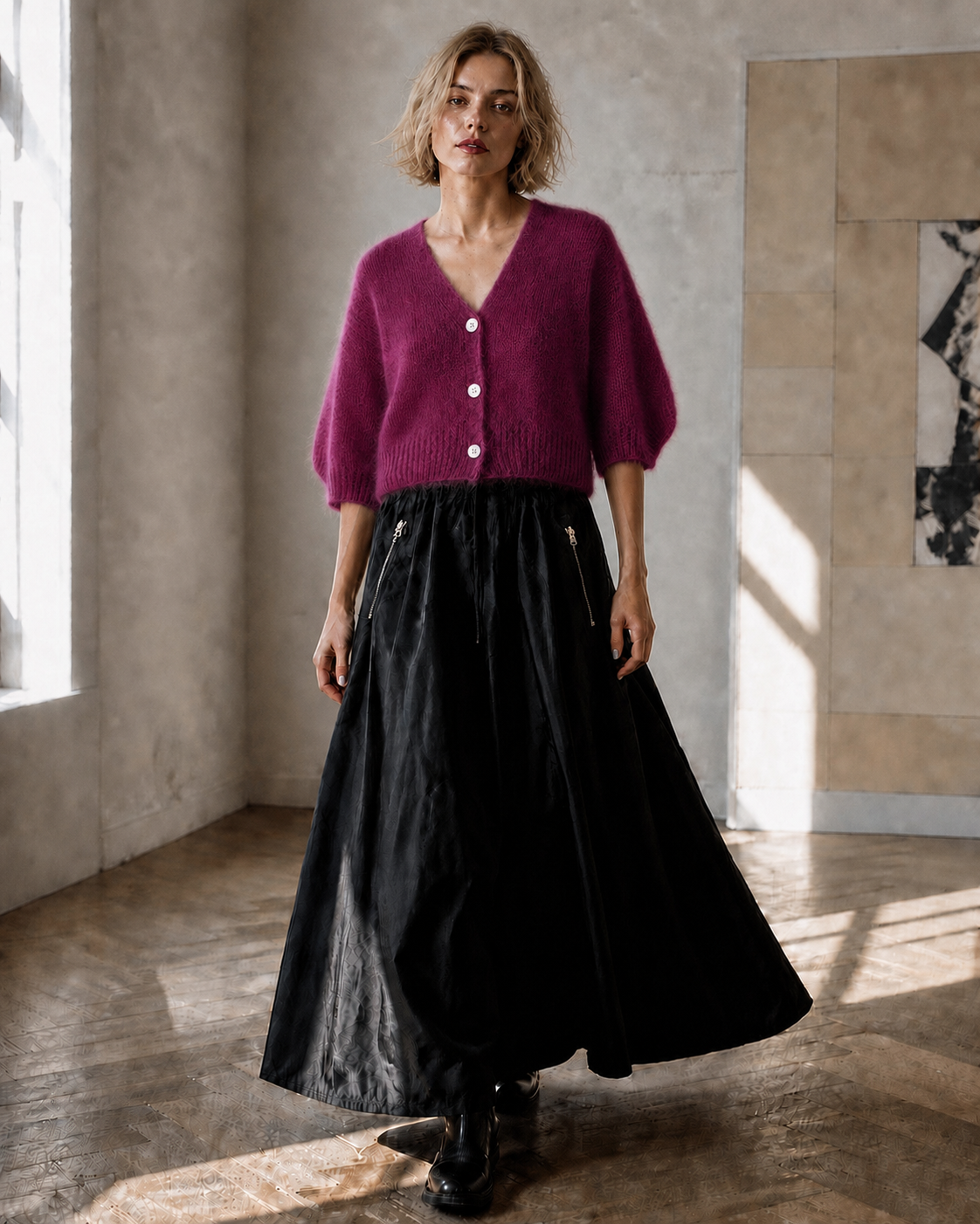 Kurze Premium-Kitmohair-Strickjacke Bordeaux mit Perlmuttknöpfen – getragen