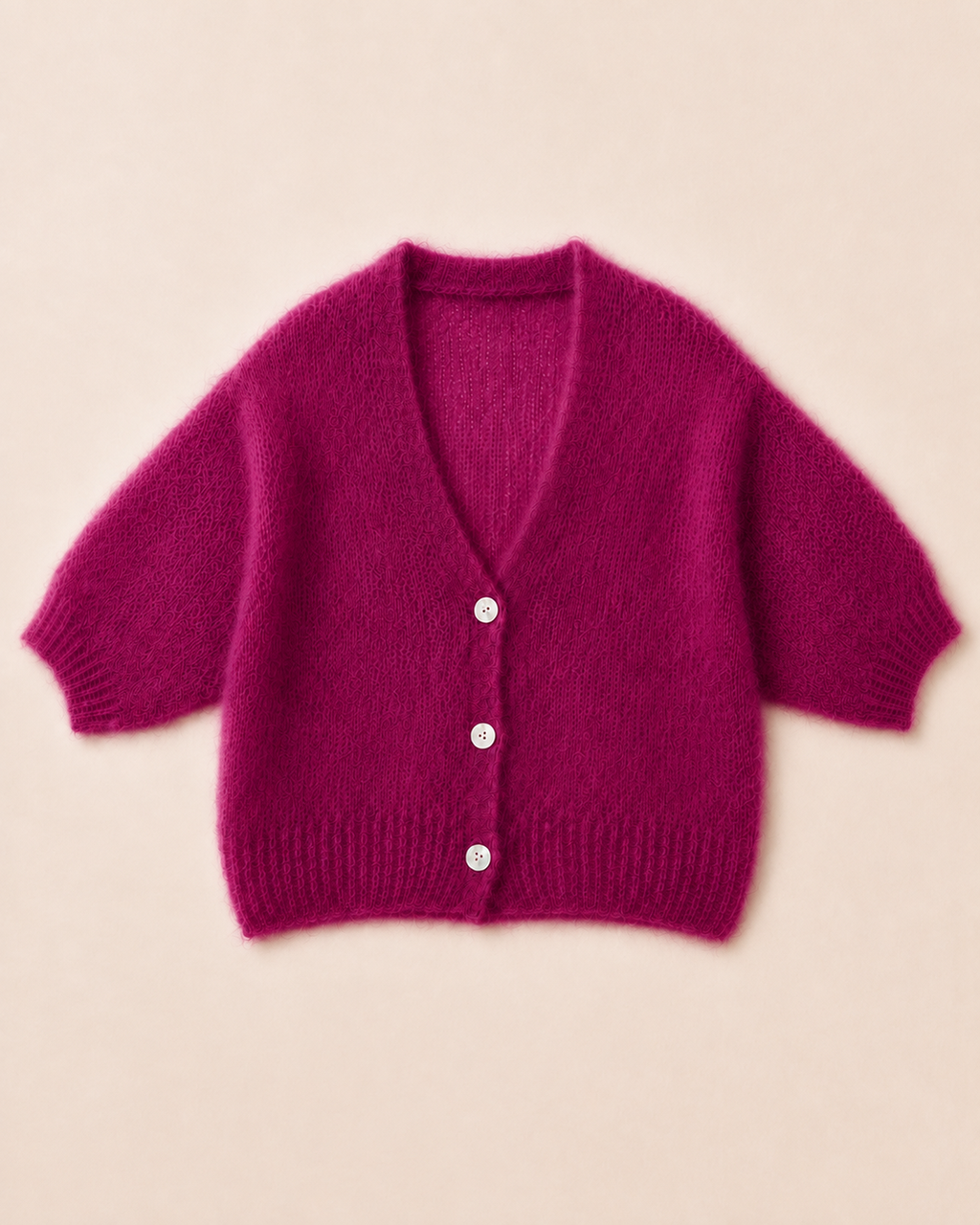 Kurze Premium-Kitmohair-Strickjacke Dunkelmagenta mit Perlmuttknöpfen – Produktansicht