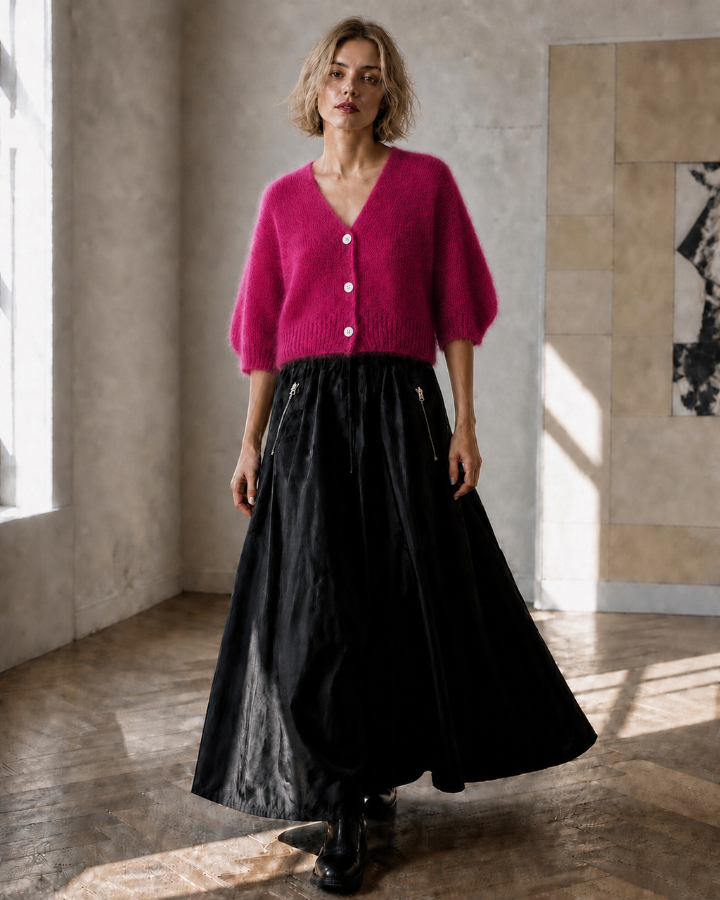 Kurze Premium-Kitmohair-Strickjacke Dunkelmagenta mit Perlmuttknöpfen – getragen