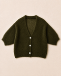 Kurze Premium-Kitmohair-Strickjacke Khakigrün mit Perlmuttknöpfen – Produktansicht