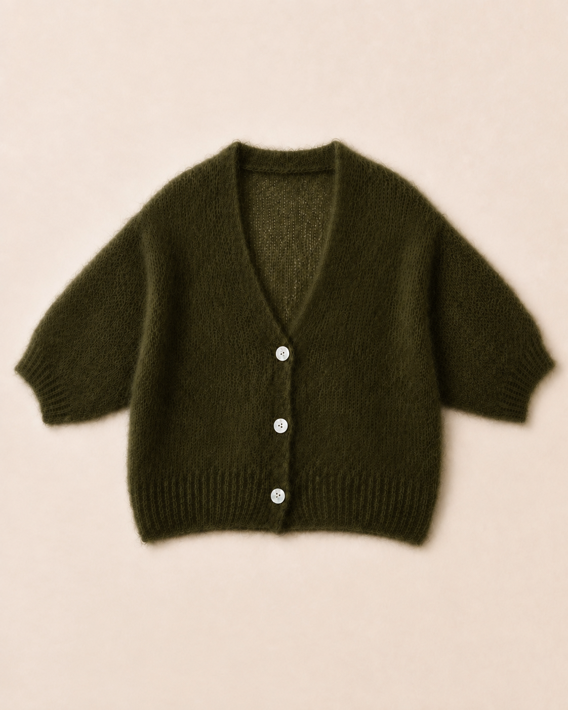 Kurze Premium-Kitmohair-Strickjacke Khakigrün mit Perlmuttknöpfen – Produktansicht