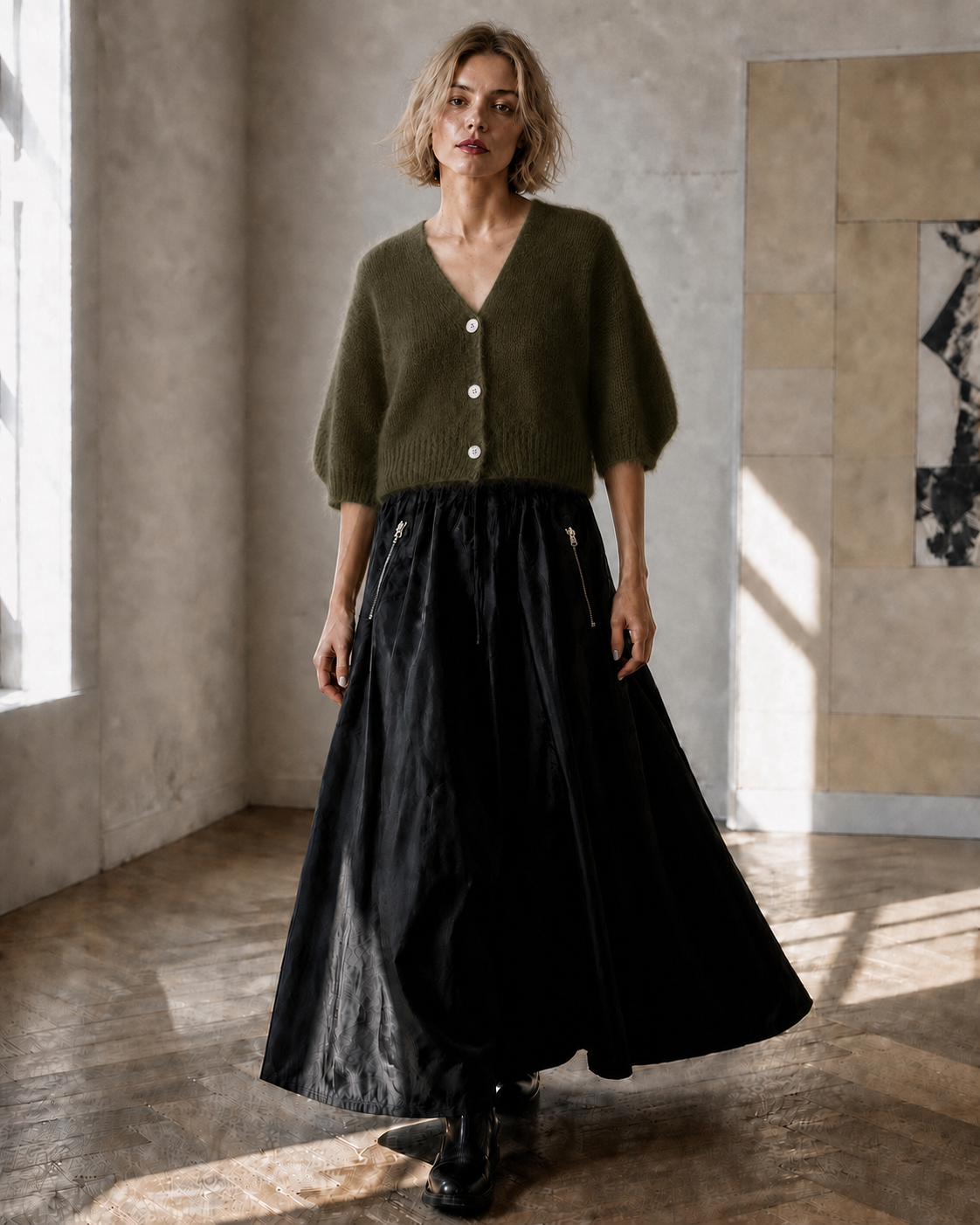 Kurze Premium-Kitmohair-Strickjacke Khakigrün mit Perlmuttknöpfen – getragen