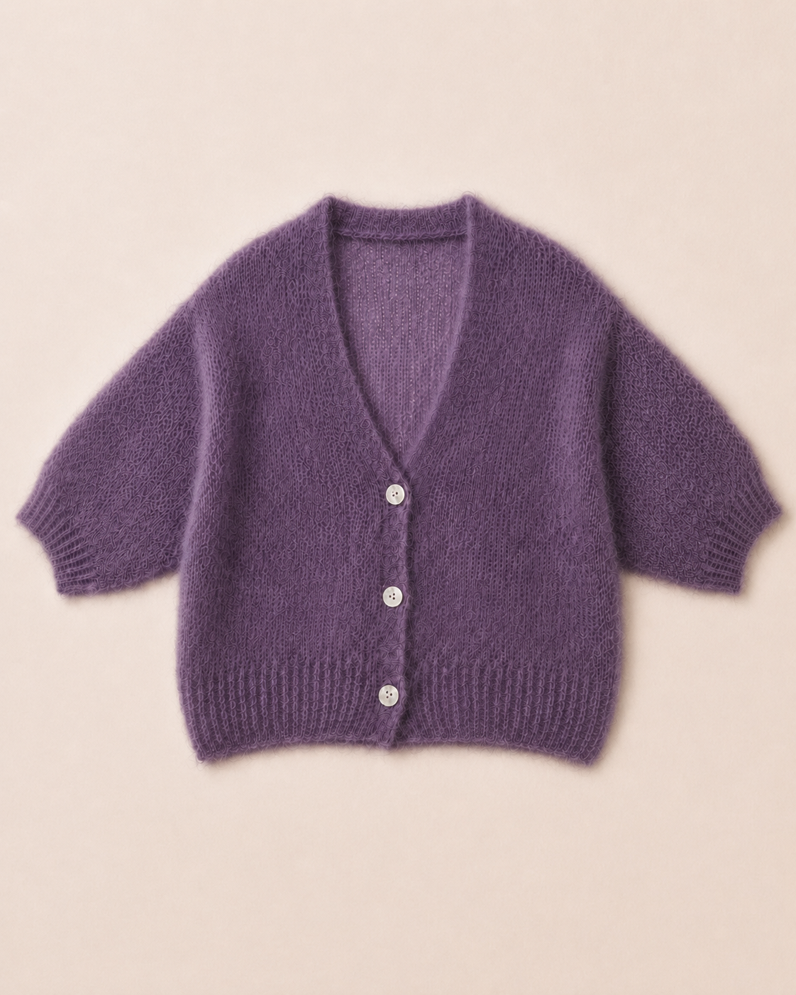 Kurze Premium-Kitmohair-Strickjacke Lila mit Perlmuttknöpfen – Produktansicht